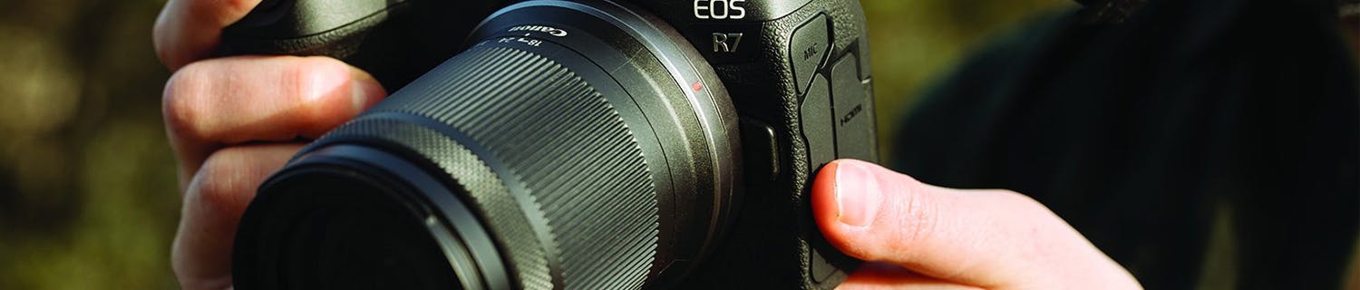 Systemkameran Canon EOS R7 under användning